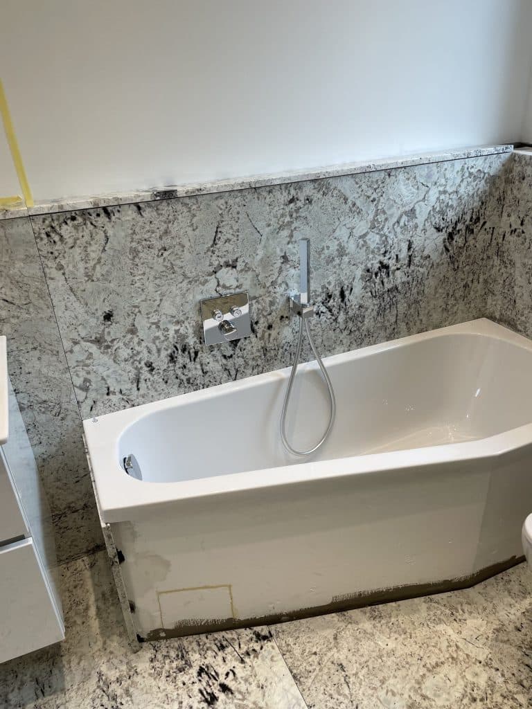 Badewanne vor hellem Naturstein