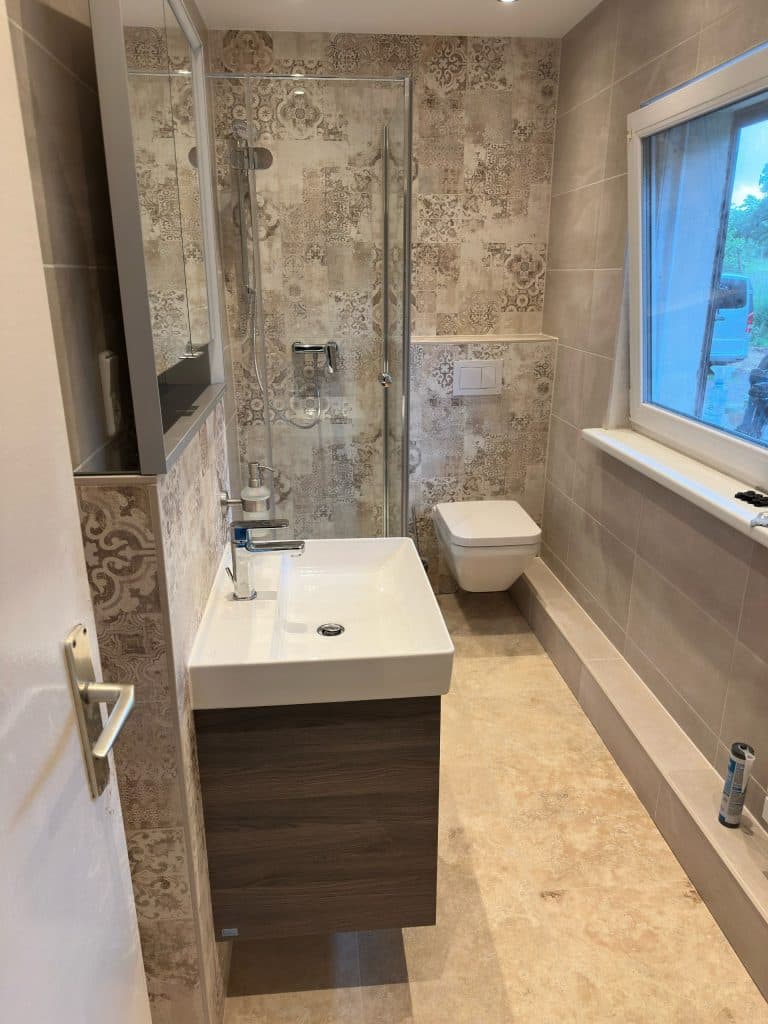 Kompaktes Bad mit Waschtisch und Hänge-WC