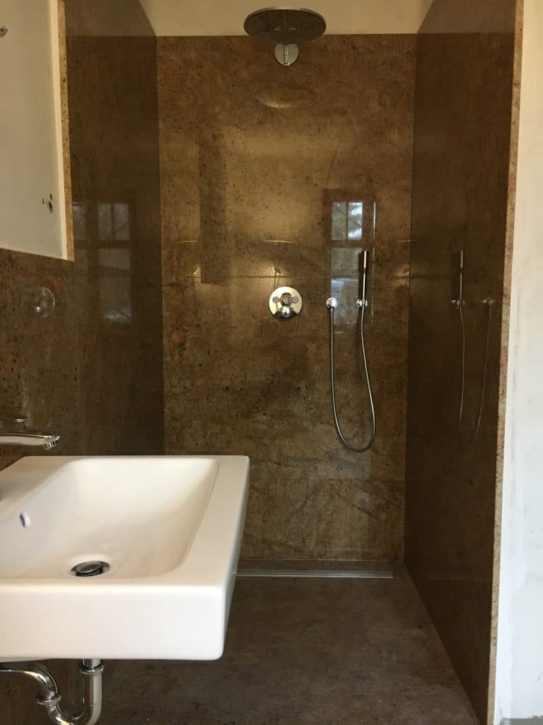 Bodengleiche Dusche mit Natursteinwänden