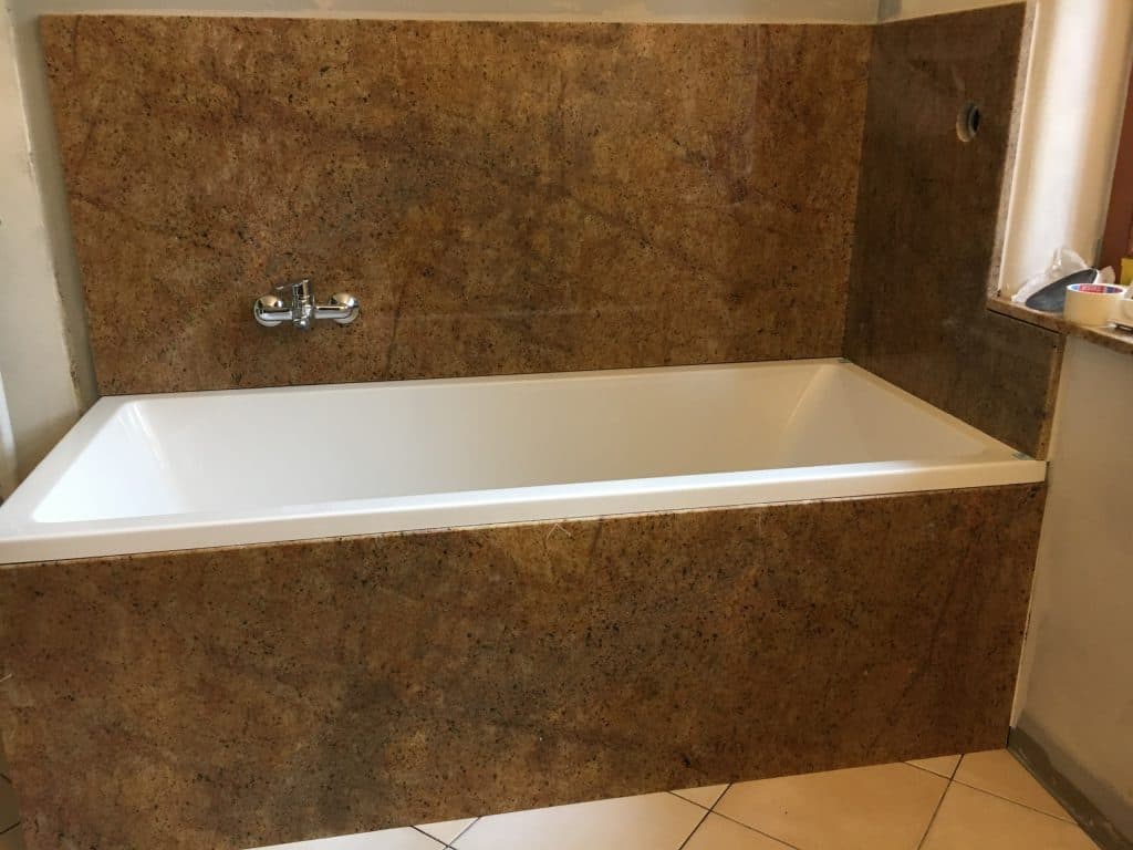 Badewanne mit Steinverkleidung