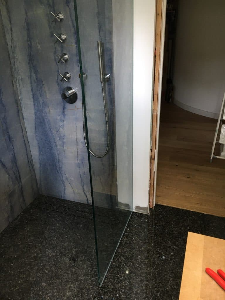 Duschboden aus dunklem Stein