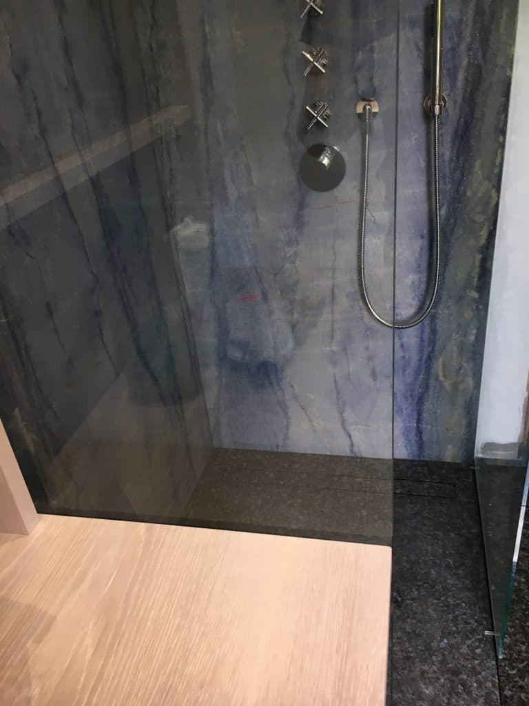 Glaswand vor der Dusche
