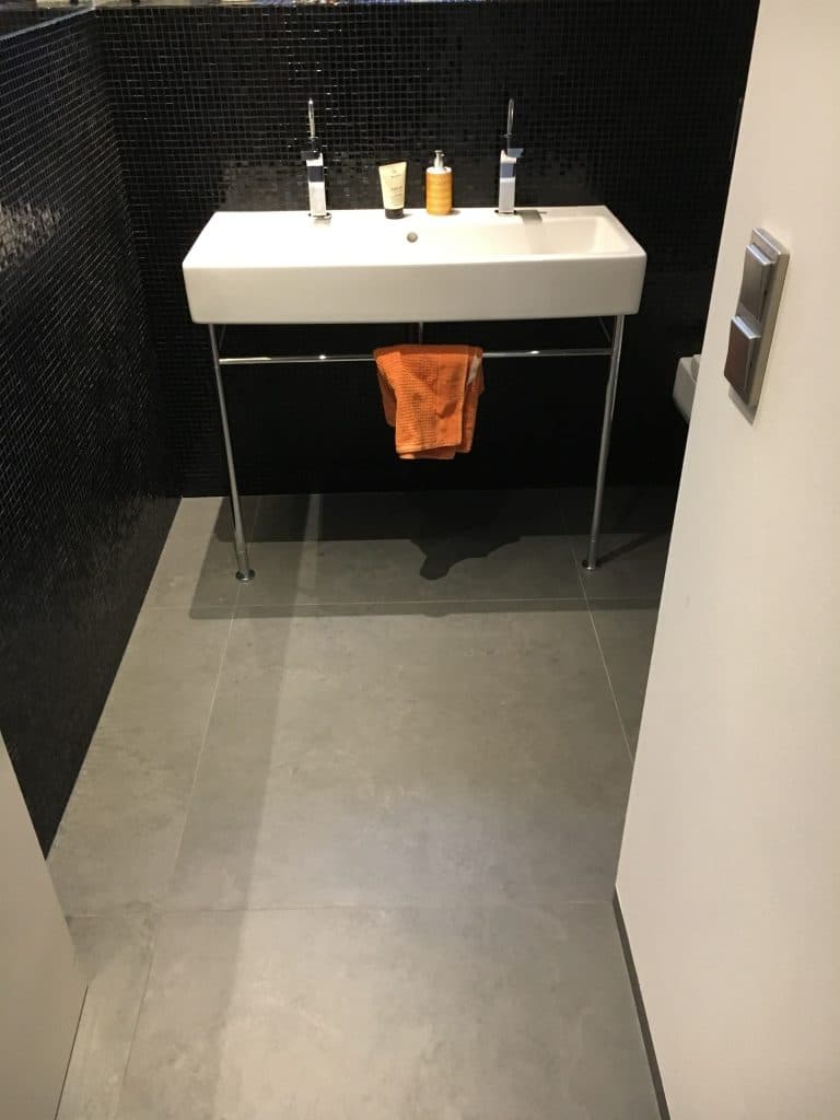 Doppelwaschtisch auf Metallgestell