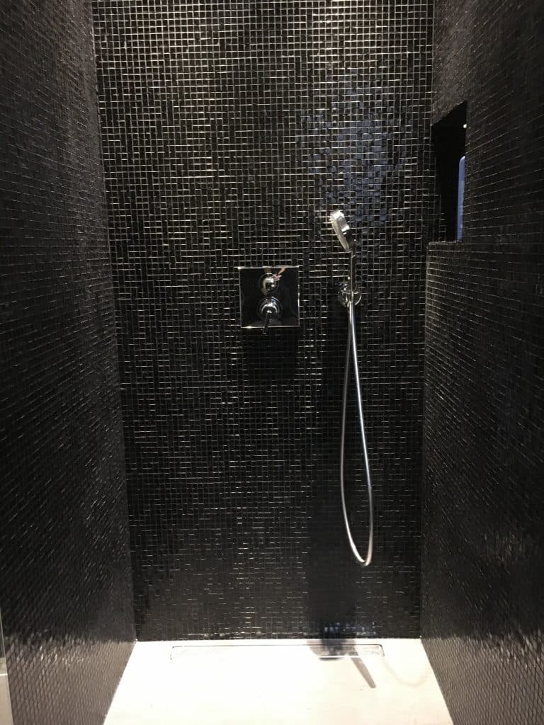 Bodengleiche Dusche mit Mosaikwänden