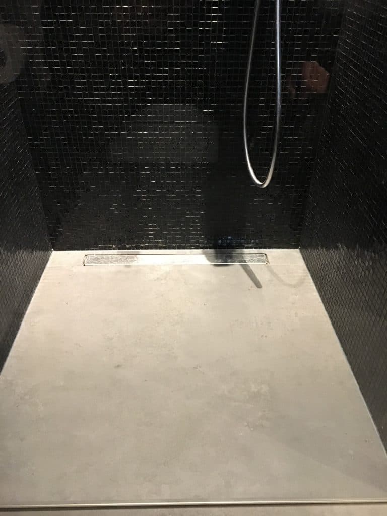 Heller Duschboden mit Ablaufrinne