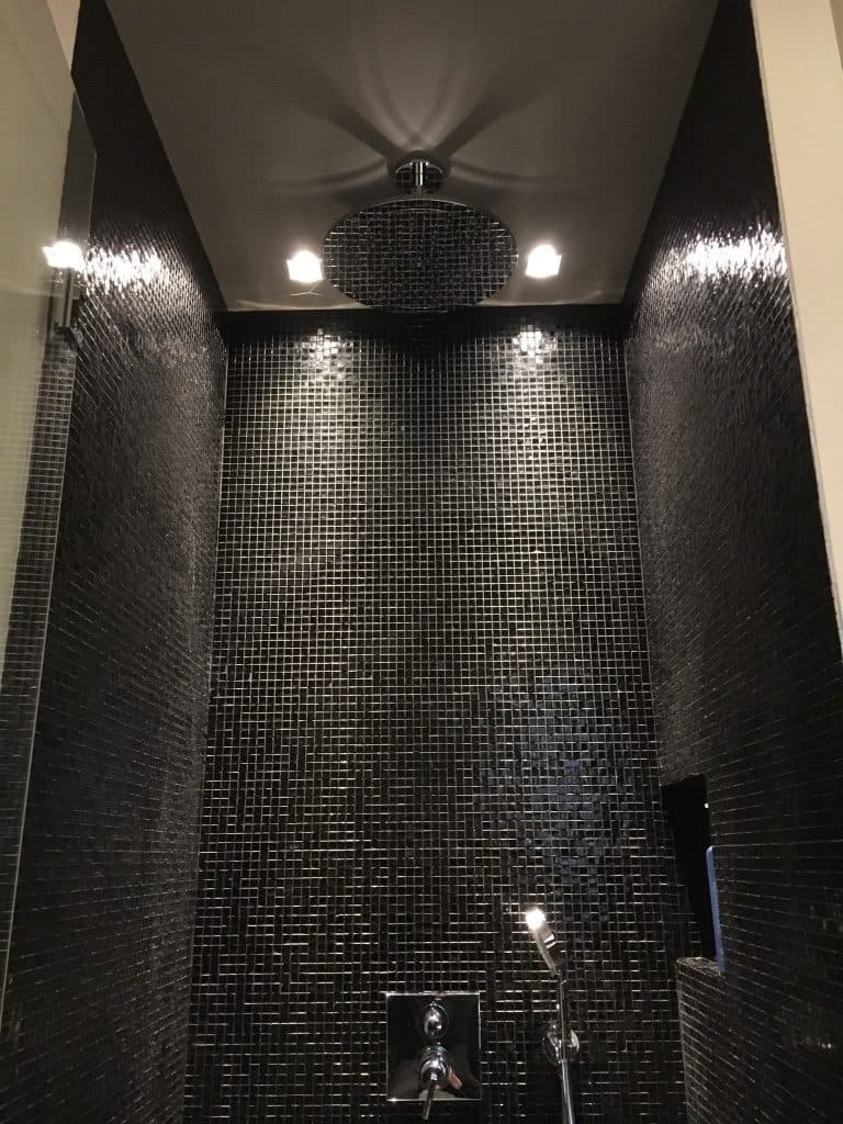 Regendusche über schwarzem Mosaik