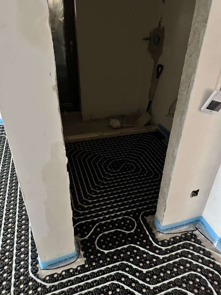 Heizrohre im Flur an einer Wandecke