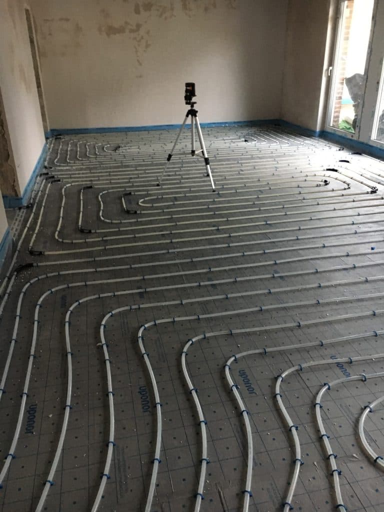 Linienlaser beim Ausrichten der Heizrohre