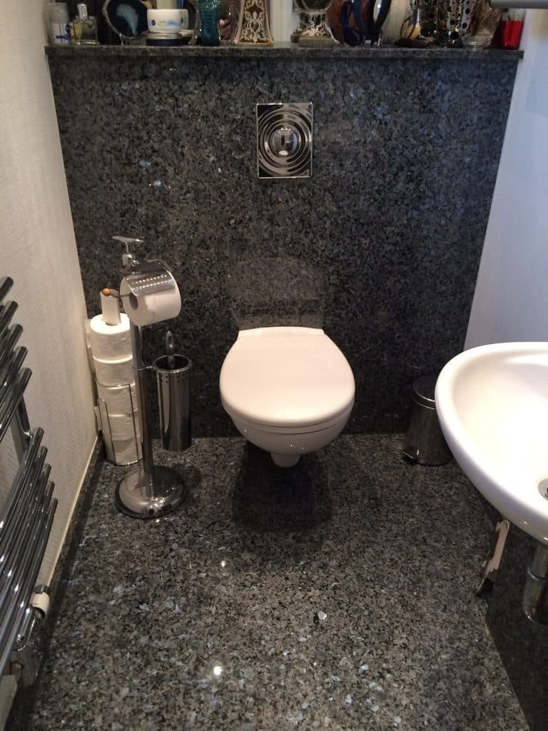 Hänge-WC vor dunklem Naturstein