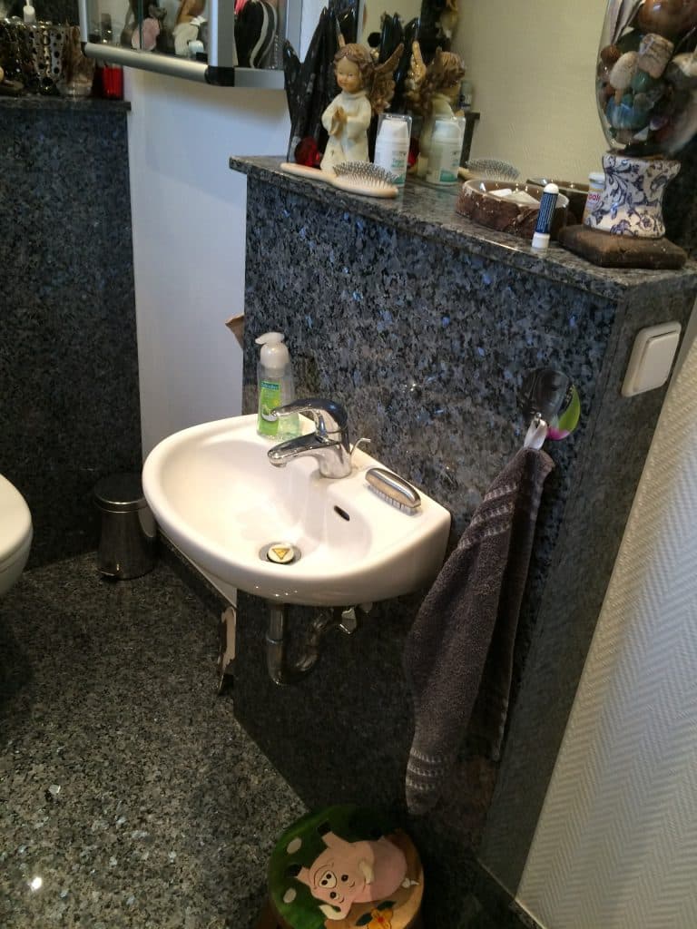 Handwaschbecken im Gäste-WC