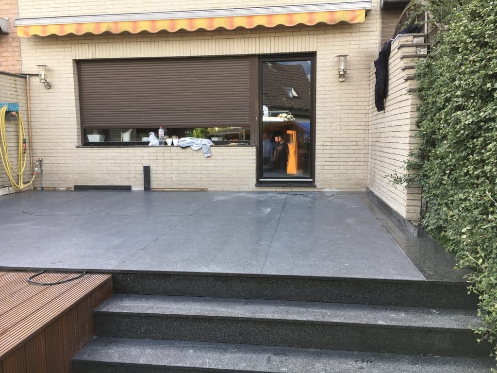 Terrasse mit dunklen Granitplatten