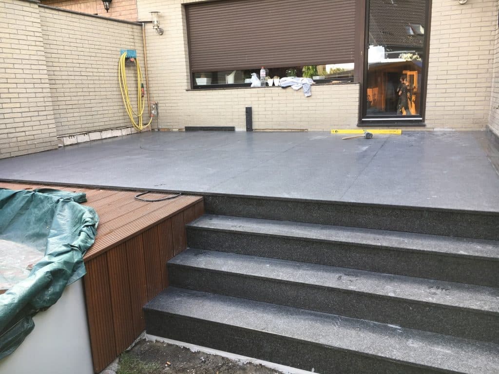 Granitstufen neben dem Holzdeck